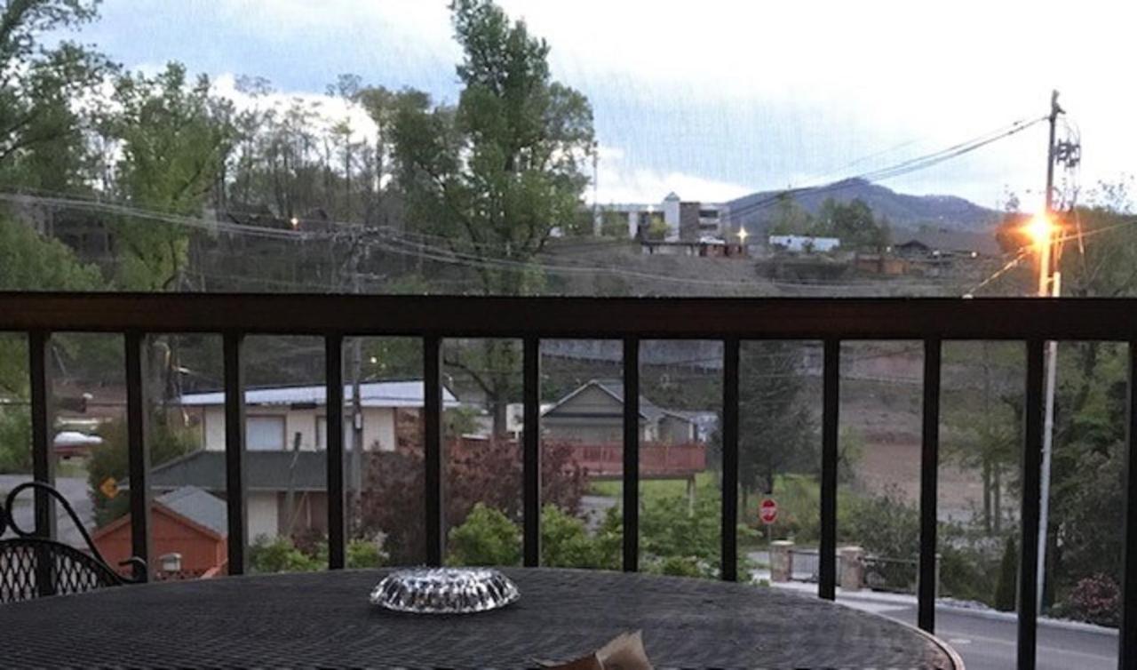 Spacious Downtown Condo Walking Distance To Downtown Gatlinburg Sleeps 6 Guests Exteriér fotografie
