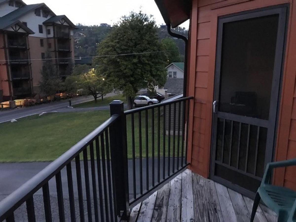 Spacious Downtown Condo Walking Distance To Downtown Gatlinburg Sleeps 6 Guests Exteriér fotografie